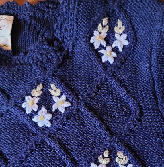 Rare vintage Hand embroidered scalloped crew neck navy sweater - Picture 2 of 4